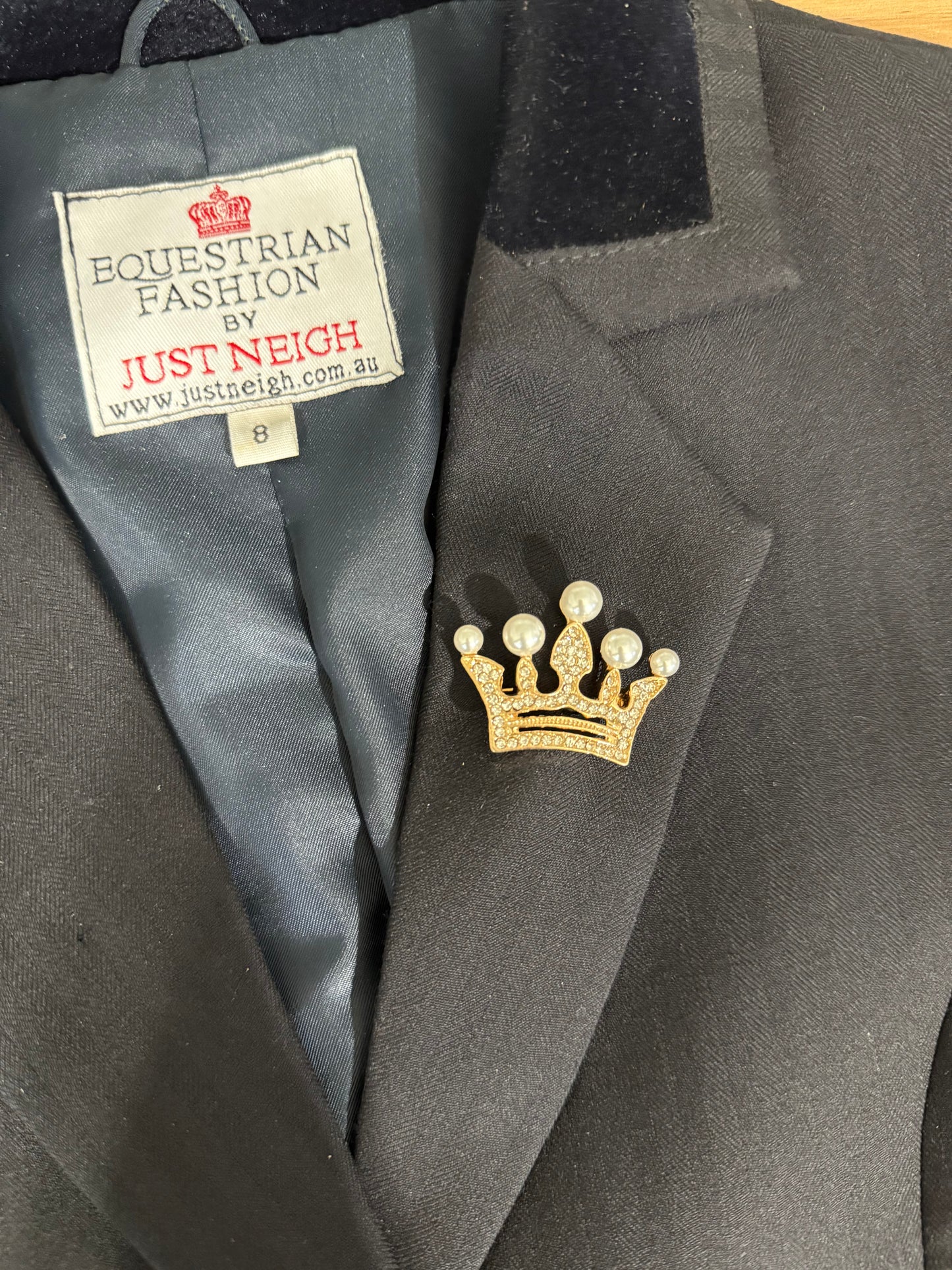 Crown 5 Pearl Lapel Pin Gold