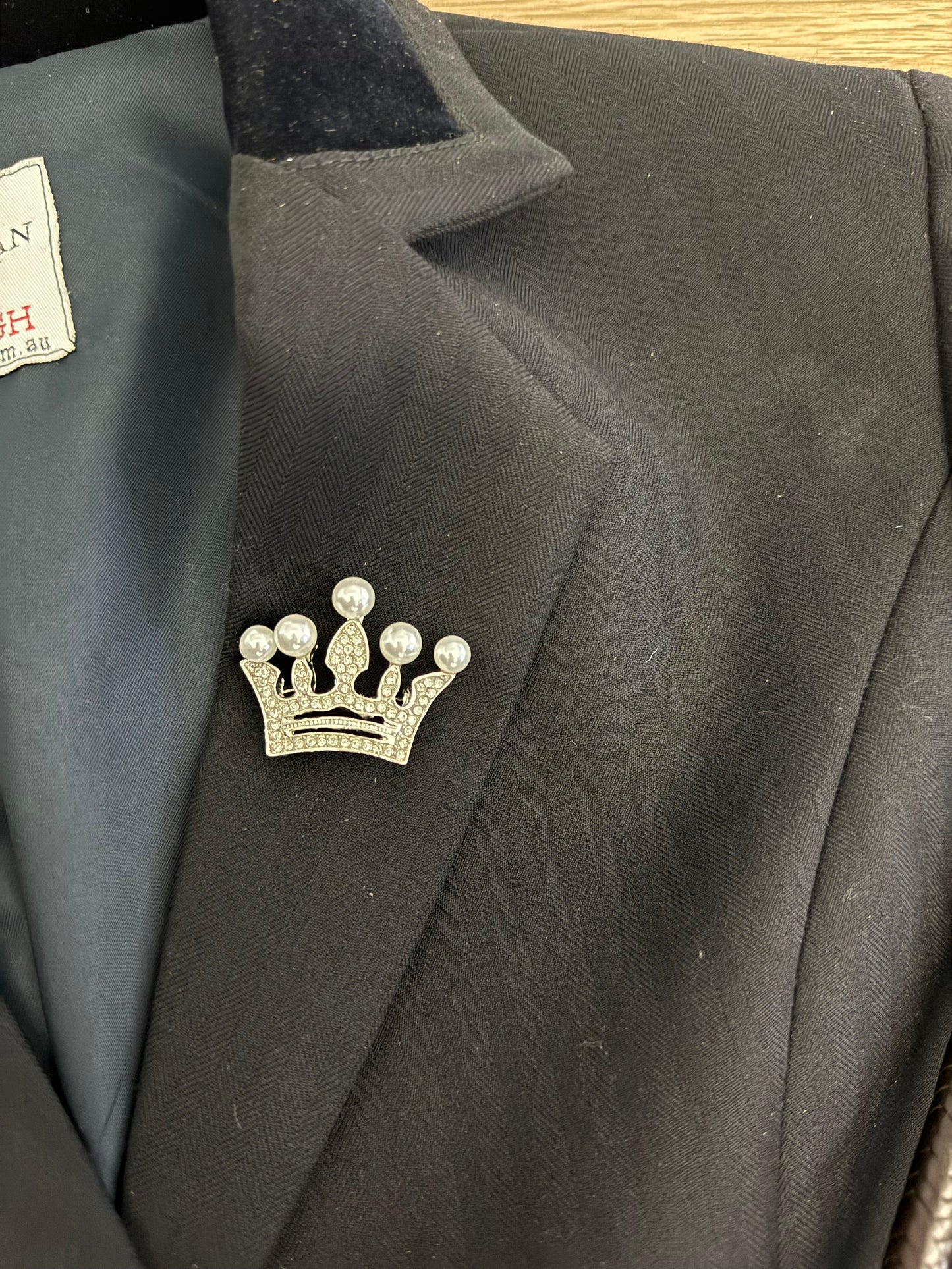 Crown 5 Pearl Lapel Pin Silver